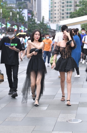 裹胸黑裙美女闺蜜 22-06-04