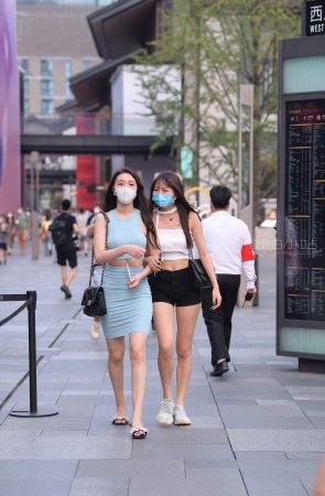 街拍浅蓝色包臀裙气质美女