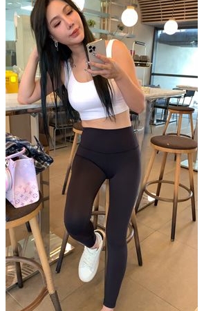 黑色瑜伽裤美女