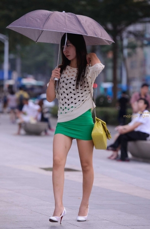 包臀裙，裸腿，高跟