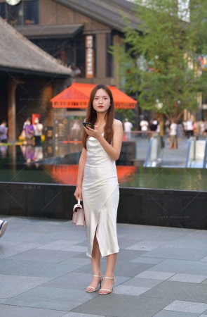 街拍吊带白裙小仙女