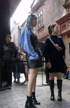 美腿皮裙美女
