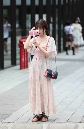 直播的长裙少女