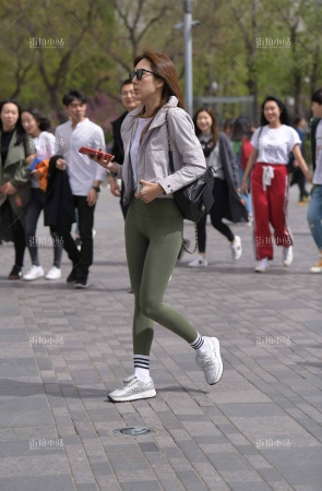 街拍紧身裤美女