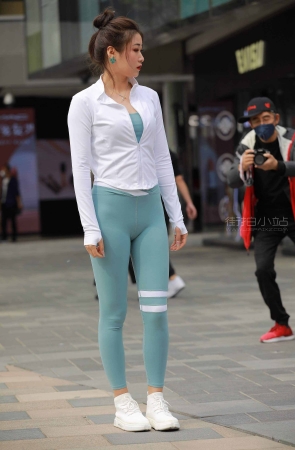 浅蓝色瑜伽裤美女
