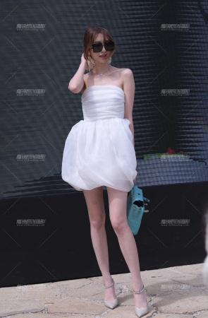 白皙美腿优雅的小姐姐