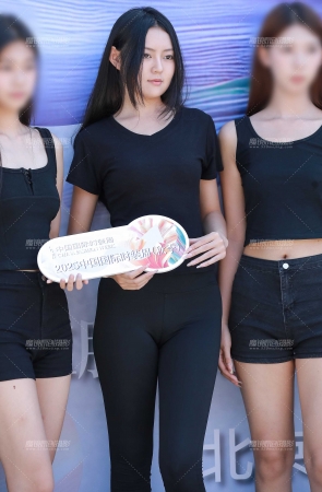 黑色瑜伽裤美女