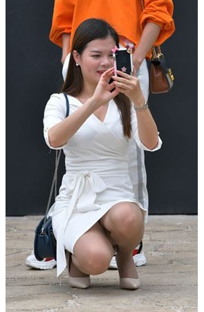 拍照的白裙美妇(18P)