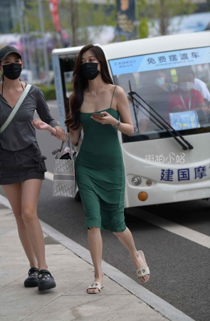 苗条的吊带长裙姐姐