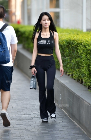 &长发飘飘紧身裤美女