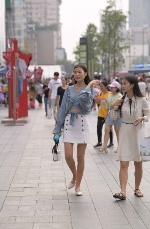 街拍白裙美眉