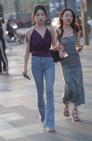 高挑喇叭牛仔裤