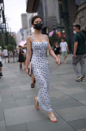 街拍吊带碎花长裙御姐