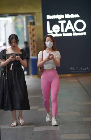 街拍粉色瑜伽裤小姐姐