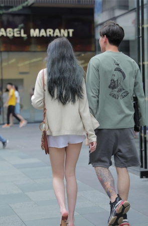 你被这位热裤美女吸引了吗？