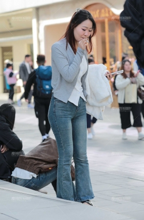 紧身牛仔裤女友