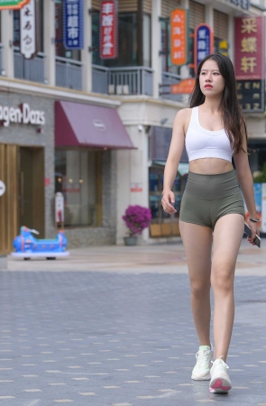 紧身短裤美女