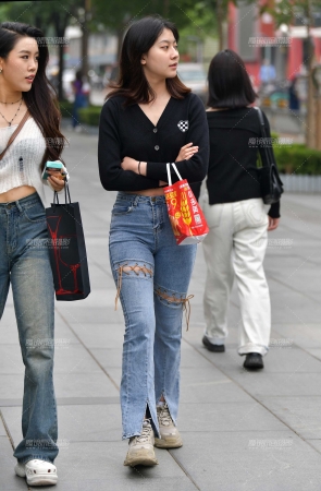 &冰激凌牛仔裤美女