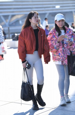街拍白色紧身裤美眉