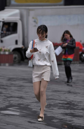 听歌的肉丝袜短裙美眉