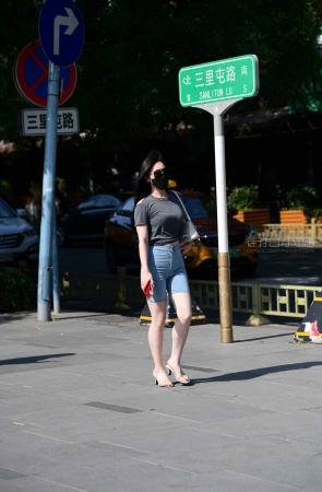 略显丰腴长发美女