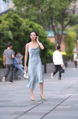 搭讪吊带长裙美女
