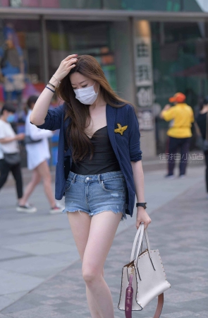白皙热裤美腿小姐姐