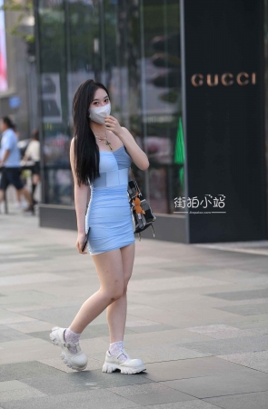 紧紧的包臀短裙美眉