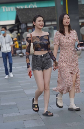 一字肩牛仔短裤