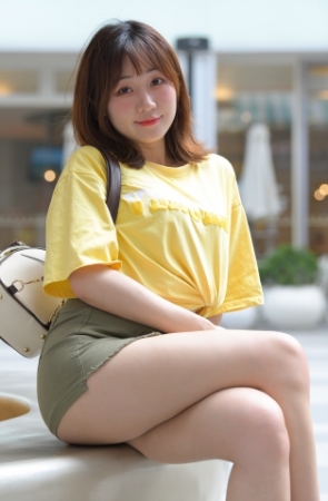 绿色短裙女孩