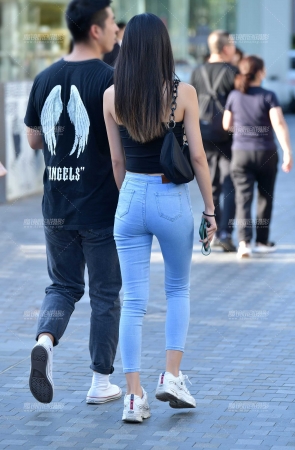 &苗条牛仔裤美女&