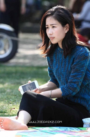 冰清玉洁的姑娘在草地上静静的坐着