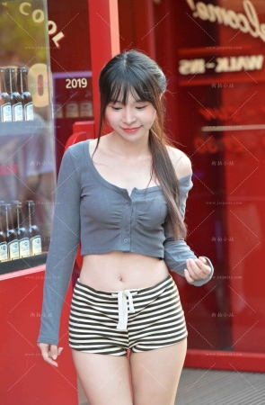 搭讪街拍可可爱爱的条纹热裤女孩 [19P]