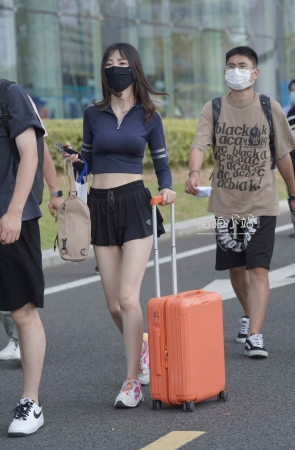 推着橙色行李箱的女孩~