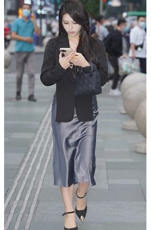 和闺蜜逛街的气质美女(298P)