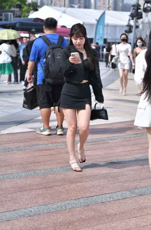 美腿凉高跟白皙美女