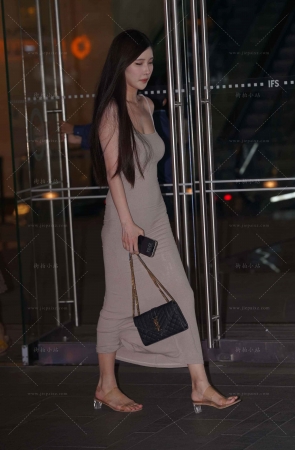 夜拍吊带长裙美眉