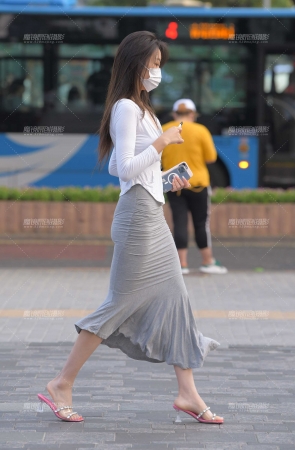 灰色紧身包臀裙美女