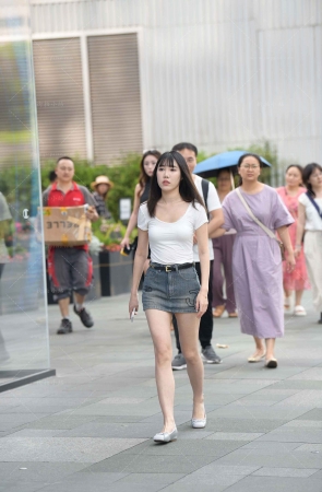 街拍牛仔超短裙，美腿mm