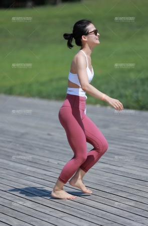 &活泼瑜伽美女&