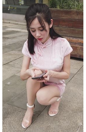 （视频）粉色连衣裙妹子