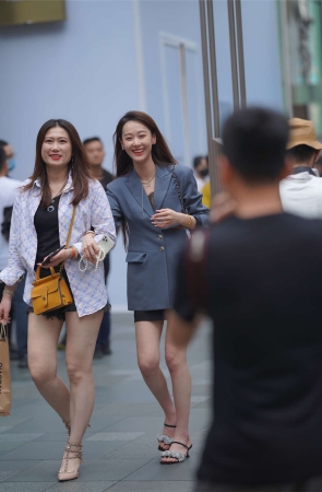 气质长发小姐姐