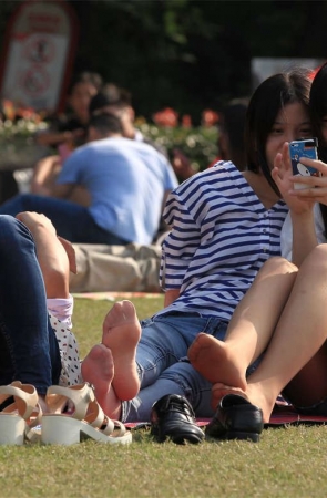 No860 两个漂亮的女孩草地上很多动作 第1套