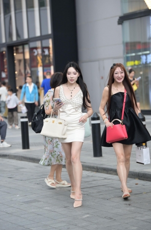 白皙美腿高跟小姐姐～