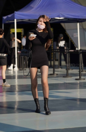 街拍性感的紧身包臀裙美眉