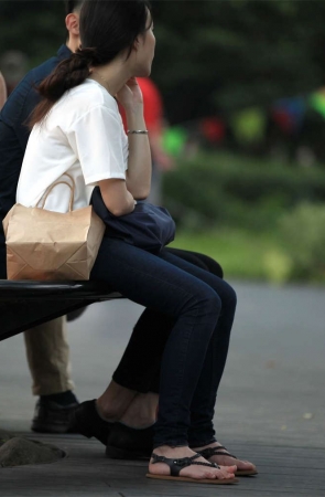 No1058 白衣女孩气质颇佳，细带凉拖尽展玉足