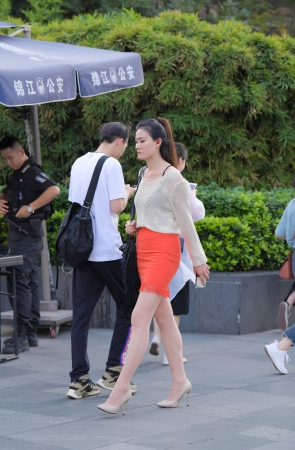 这个肉丝高跟美女，有点心事