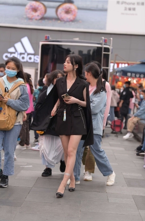 摄神街拍作品 - 步行街中的美腿薄丝美女