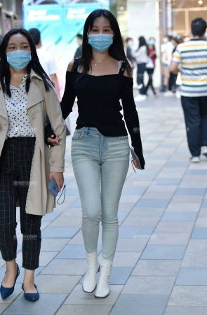 &款款而来牛仔裤美女