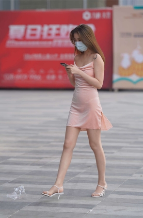 粉色短裙美女